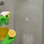 Rimuovere il calcare dalla doccia con aceto e limone: risultati visibili in pochi minuti