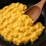 Uova strapazzate perfette come al bar: il trucco che rende la consistenza cremosa