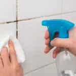 Come eliminare la muffa dalle fughe delle piastrelle? Il trucco della nonna che funziona