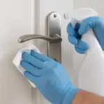Disinfettare le maniglie delle porte: il gesto quotidiano che protegge la salute di tutti