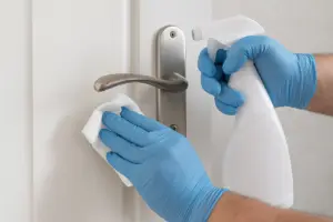 Disinfettare le maniglie delle porte: il gesto quotidiano che protegge la salute di tutti
