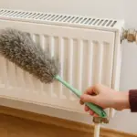 Rimuovere la polvere dai termosifoni: il metodo semplice per risparmiare energia