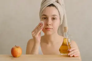 Tonico viso fai da te con aceto di mele: quando utilizzarlo per risultati visibili