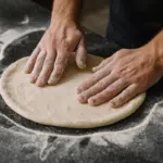 Stendere la sfoglia della pizza come in pizzeria: evita questo errore sulle farine