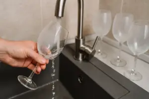 Come togliere la patina bianca dai bicchieri? Il risciacquo che fa la differenza definitiva
