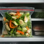 Scarti di verdura in freezer: come accumularli senza odori nel sacchetto
