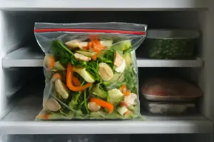 Scarti di verdura in freezer: come accumularli senza odori nel sacchetto