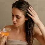 Impacco con tuorlo d’uovo per capelli spenti: come applicarlo senza sprechi