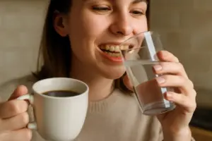 Denti gialli da caffè: il risciacquo naturale che attenua le macchie in superficie