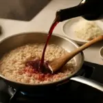 Sfumare con il vino nella pasta risottata: quando farlo per non coprire i sapori