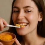 Sbiancamento denti con curcuma: il passaggio controintuitivo che funziona